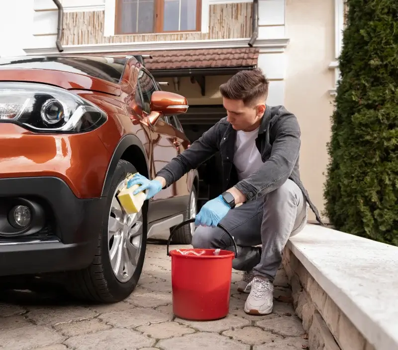 Lavage auto à domicile Saint-Bonnet-près-Orcival : professionnel intervenant sur un véhicule